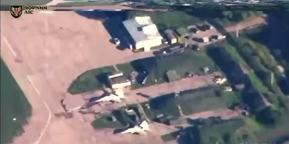 Скриншот відео Генштабу ЗСУ з кадрами ураження МіГ-29 і «Панцир-С1» на аеродромі «Халіно»