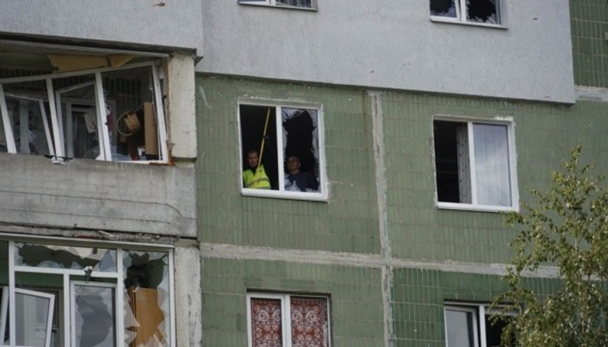 Пошкоджені багатоповерхівки в Зарічному районі Сум після удару КАБами, робота рятувальників на місці
