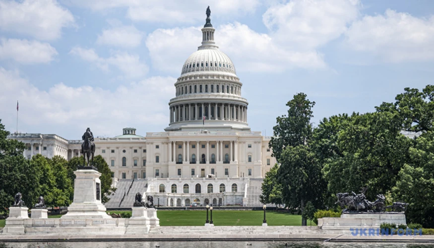 Сенат США, символічне зображення законопроєкту про санкції та прапори США, Ірану й Росії