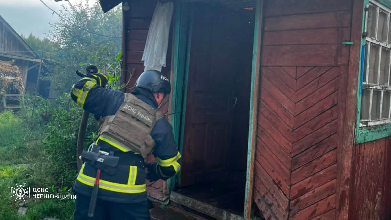 Наслідки падіння ворожого безпілотника на території приватного домоволодіння у Прилуцькому районі Чернігівської області (фото