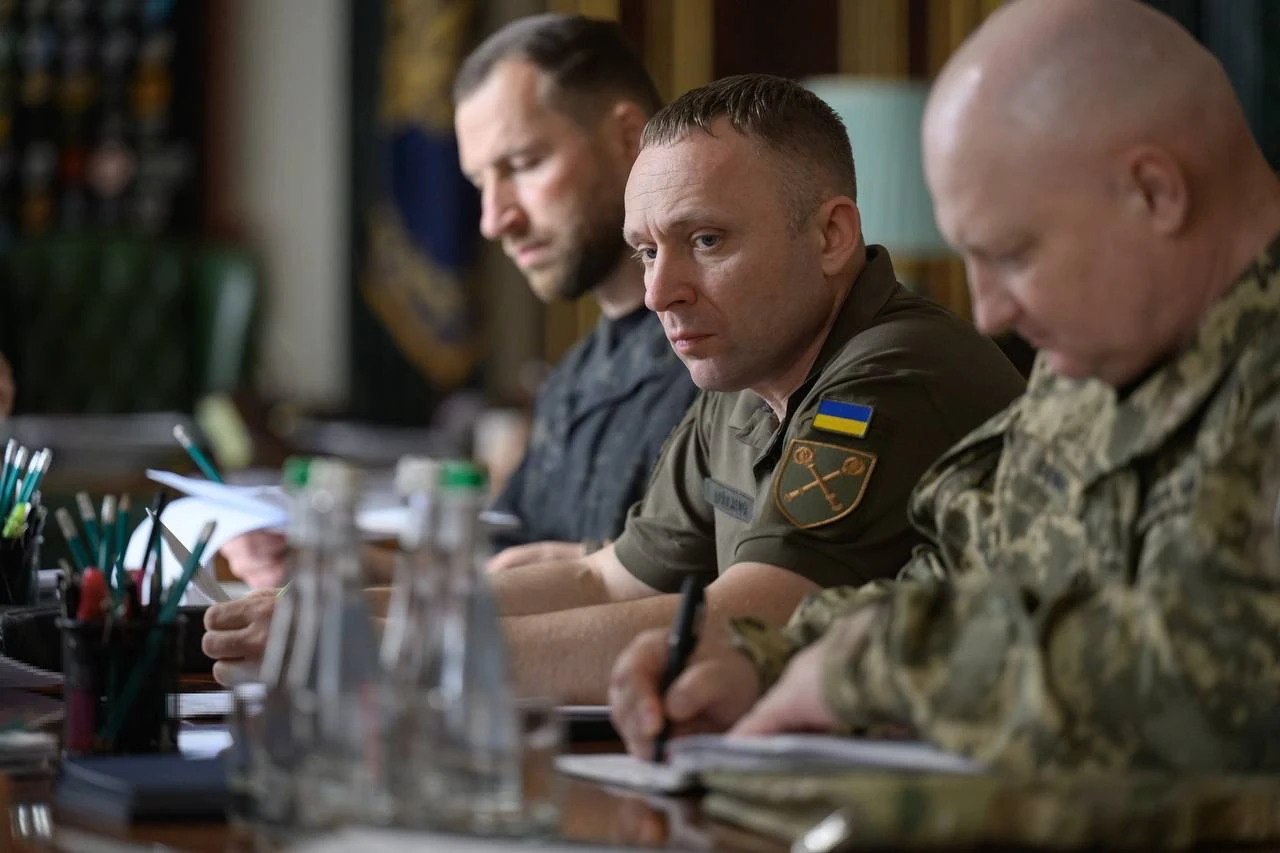 Учасники наради щодо дипстрайків, зокрема новий головнокомандувач ЗСУ Михайло Драпатий та в.о. міністра оборони Євгеній Хмара