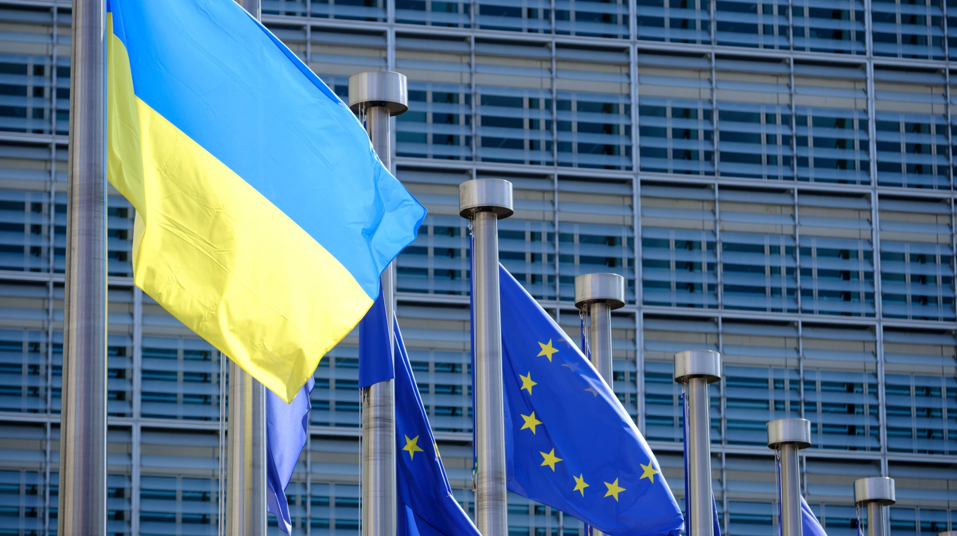 Символіка Ukraine Facility на тлі прапора ЄС
