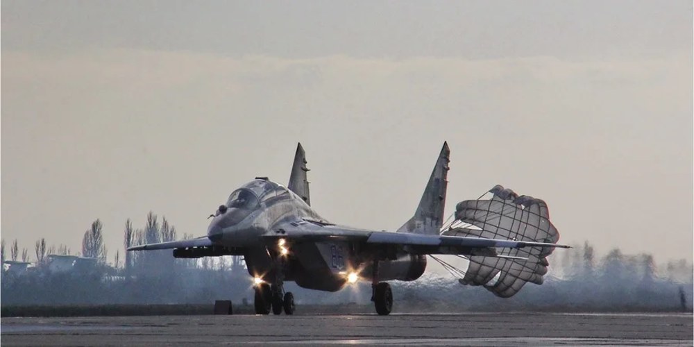 Польські винищувачі МіГ-29 на військовому летовищі під час технічної інспекції
