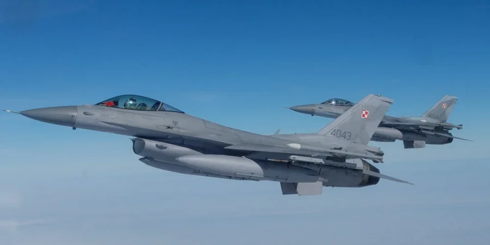 Винищувач F-16 у небі над Україною (ілюстративне фото).