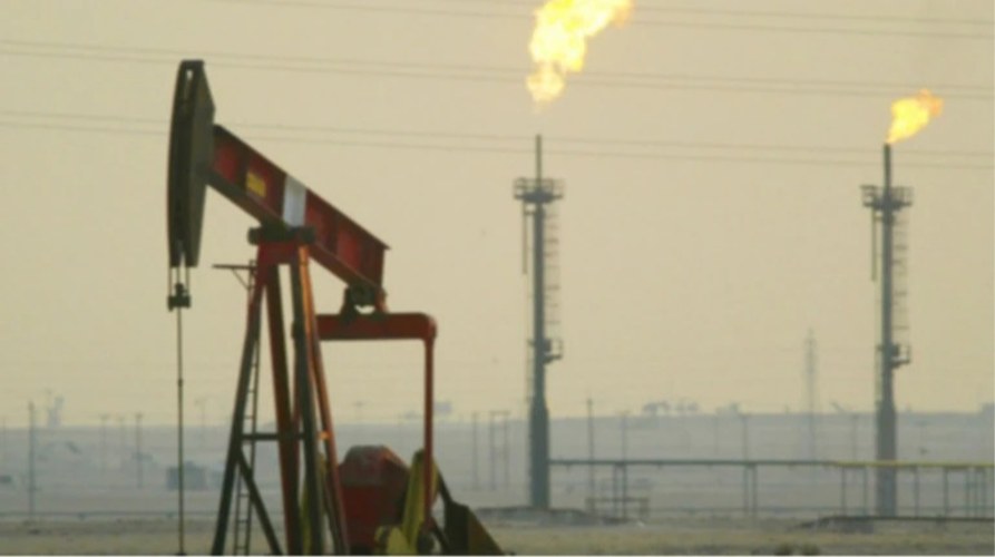 Нафтовий танкер на тлі моря після зростання цін на нафту