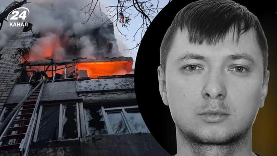 Рятувальники деблоковують тіло загиблого з-під завалів будинку у Львові після ракетного удару 30 липня.