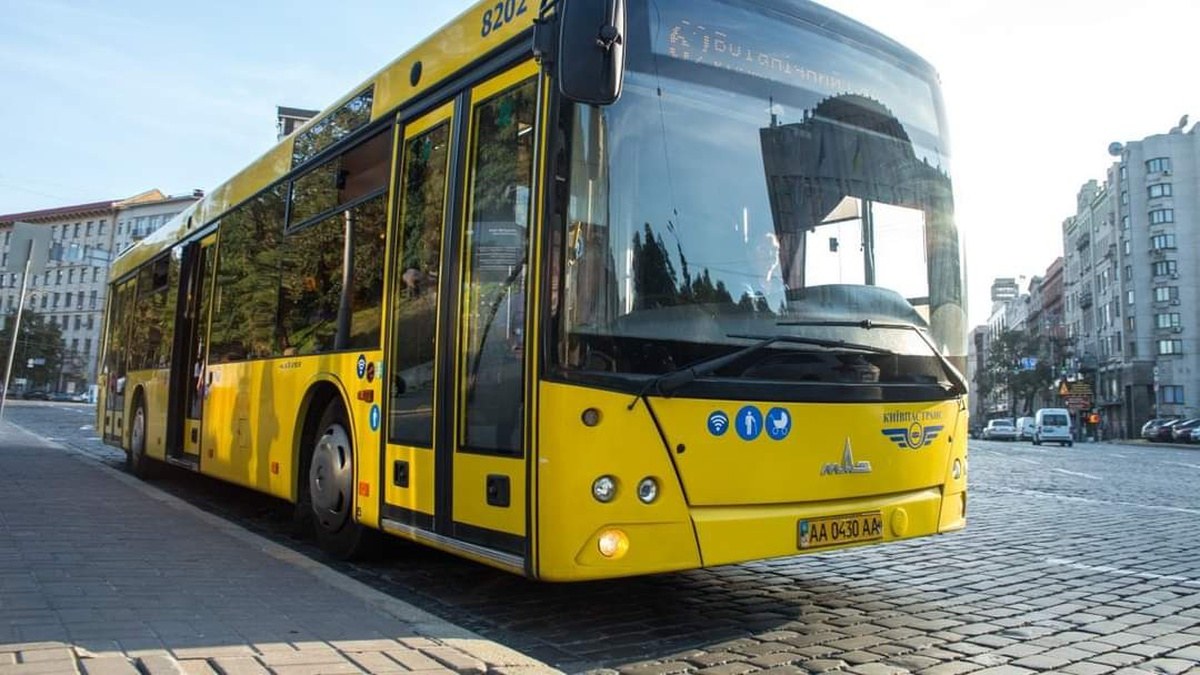 Громадський транспорт Києва — вагон метро та міський автобус