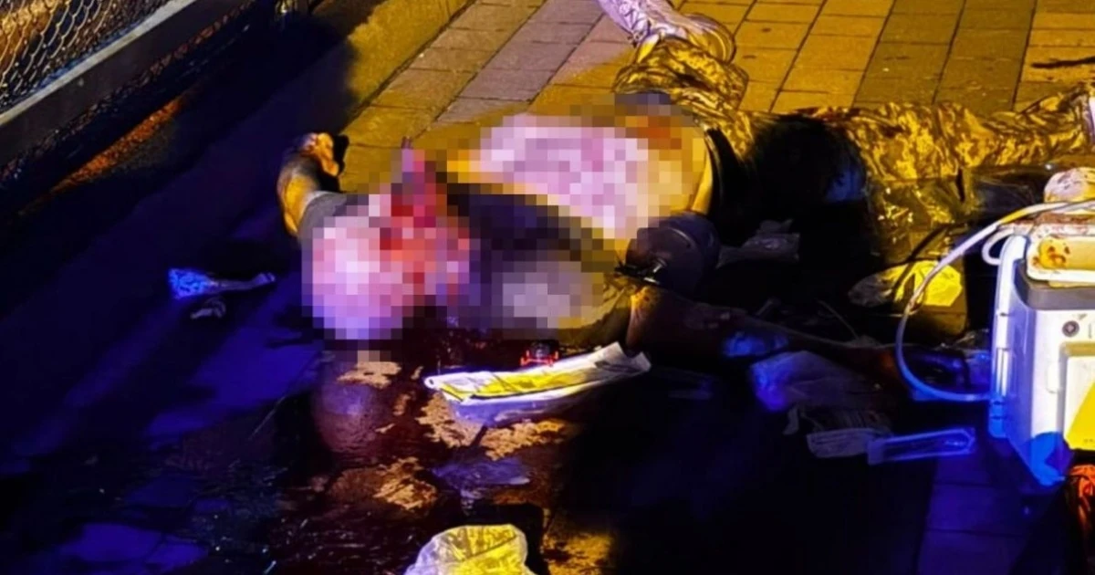Будівля школи на вулиці Степана Бандери у Львові на тлі поліційного огородження та правоохоронців