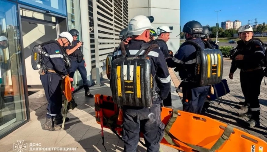 Пошкоджена будівля найбільшого ТЦ Кривого Рогу після удару 21 серпня 2026 року, рятувальники на місці події.