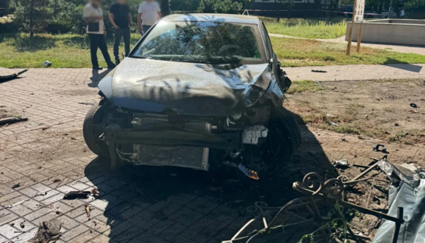 Місце ДТП у Солом'янському районі Києва, де Volkswagen Golf в'їхав у зупинку громадського транспорту.