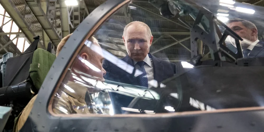 Прапор Росії на тлі хмар, ілюстрація до сценарію завершення війни