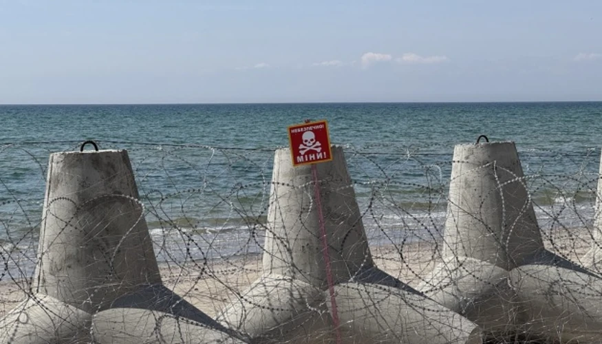 Огороджена ділянка узбережжя Чорного моря в Коблевому з попередженням про мінну небезпеку