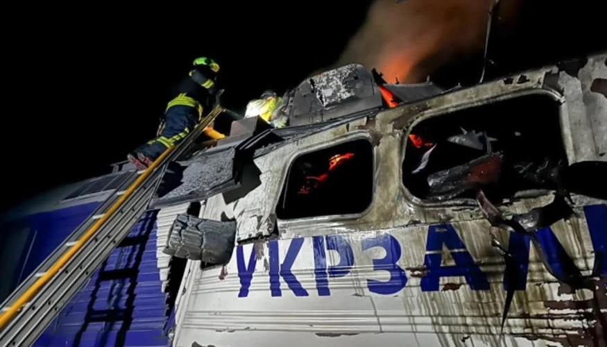 Наслідки російського удару дроном по електропоїзду на Харківщині