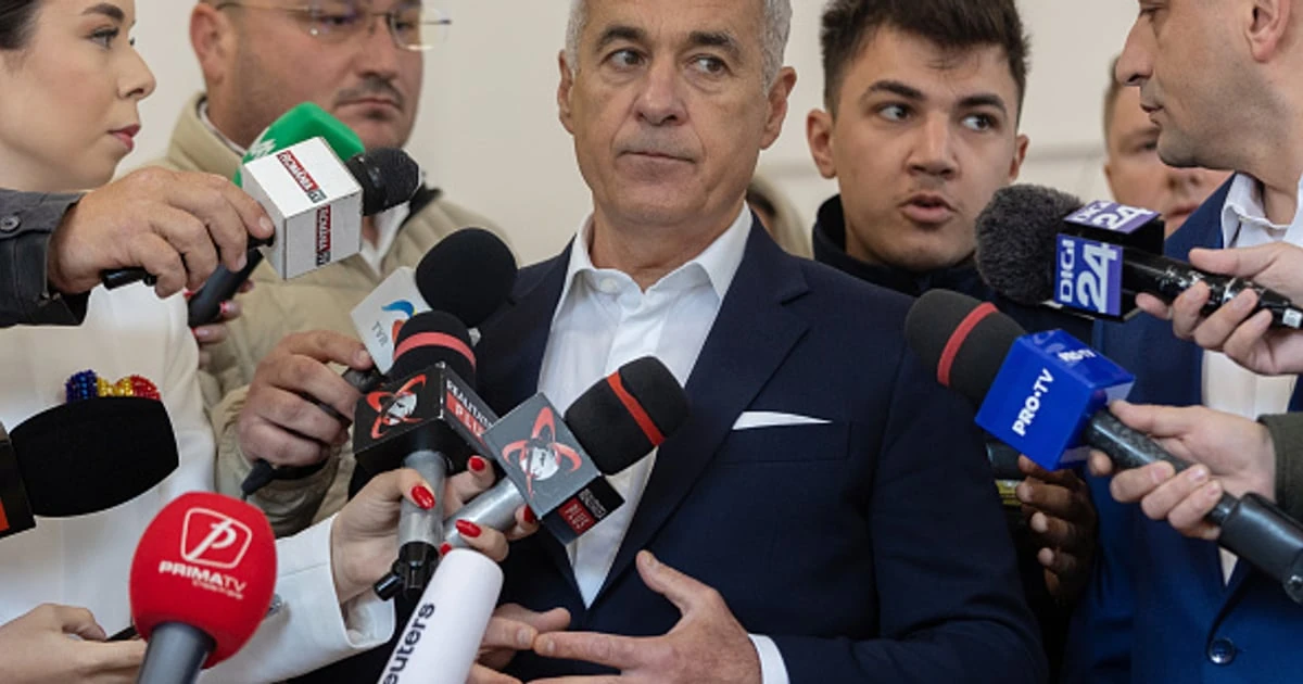 Колишній кандидат у президенти Келін Джорджеску спілкується з представниками ЗМІ після голосування на виборчій дільниці, 18