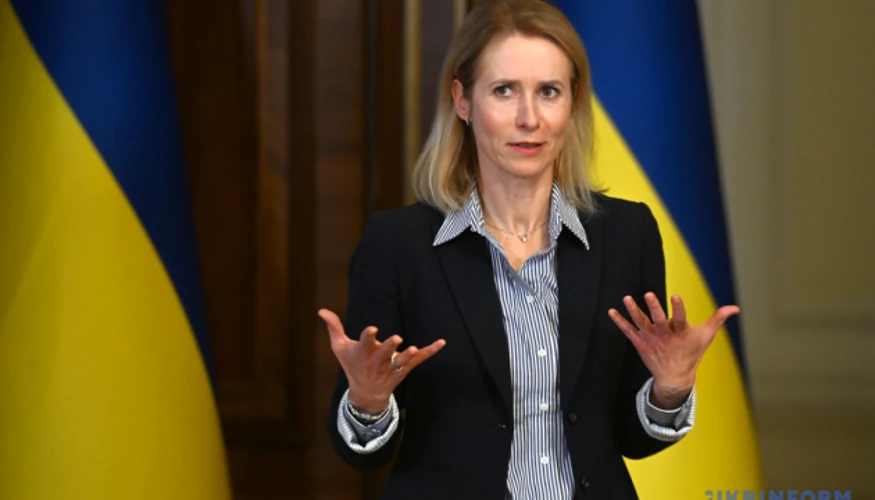 Кая Каллас під час спілкування з журналістами перед засіданням Ради ЄС із закордонних справ у форматі оборони