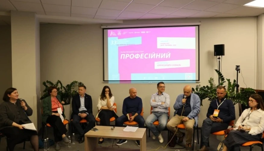 Стівен Фрай читає вірш Вікторії Амеліної на відкритті 33-го LvivBookForum у Львові
