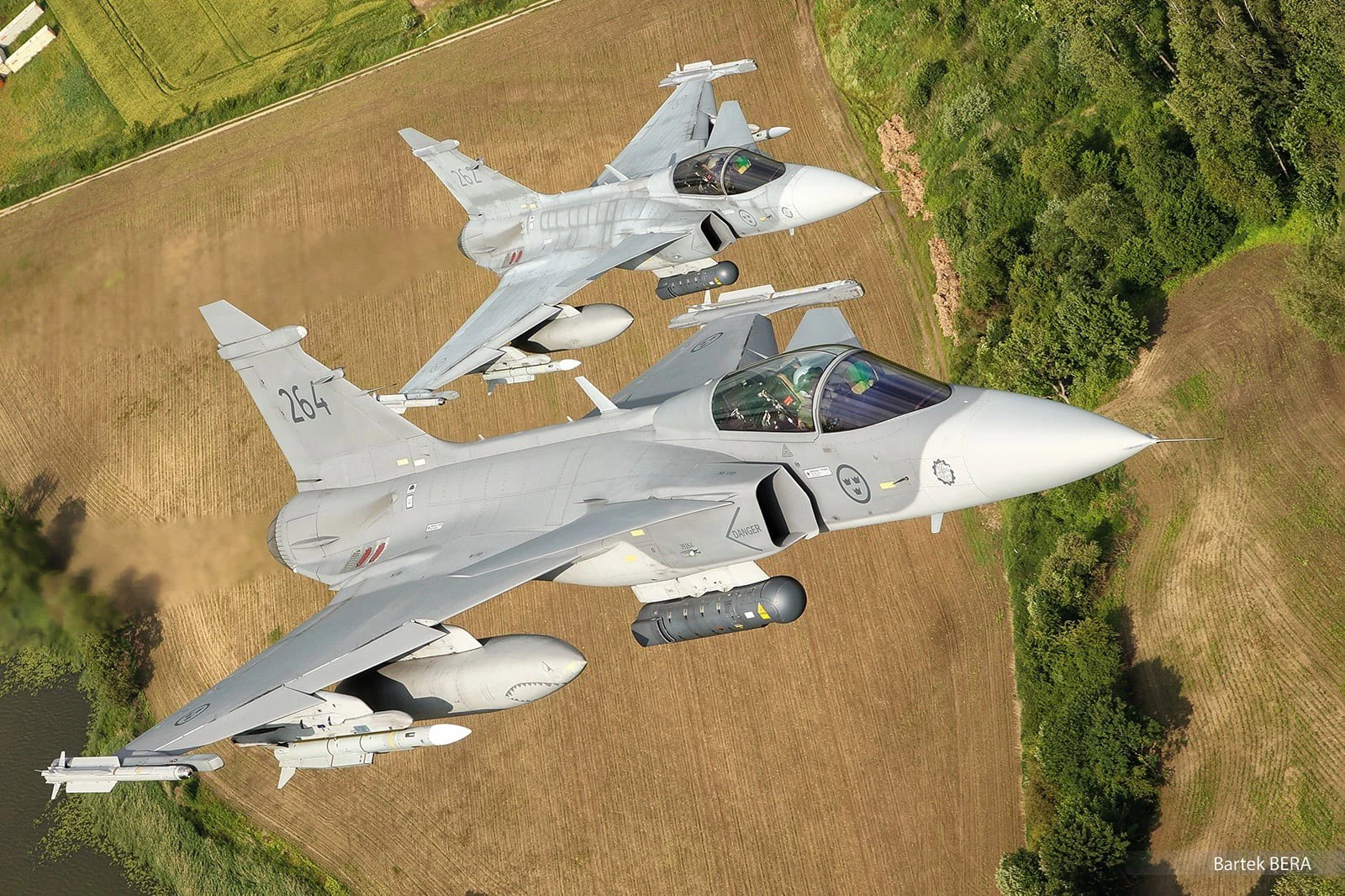 Шведські винищувачі JAS 39 Gripen під час патрулювання повітряного простору