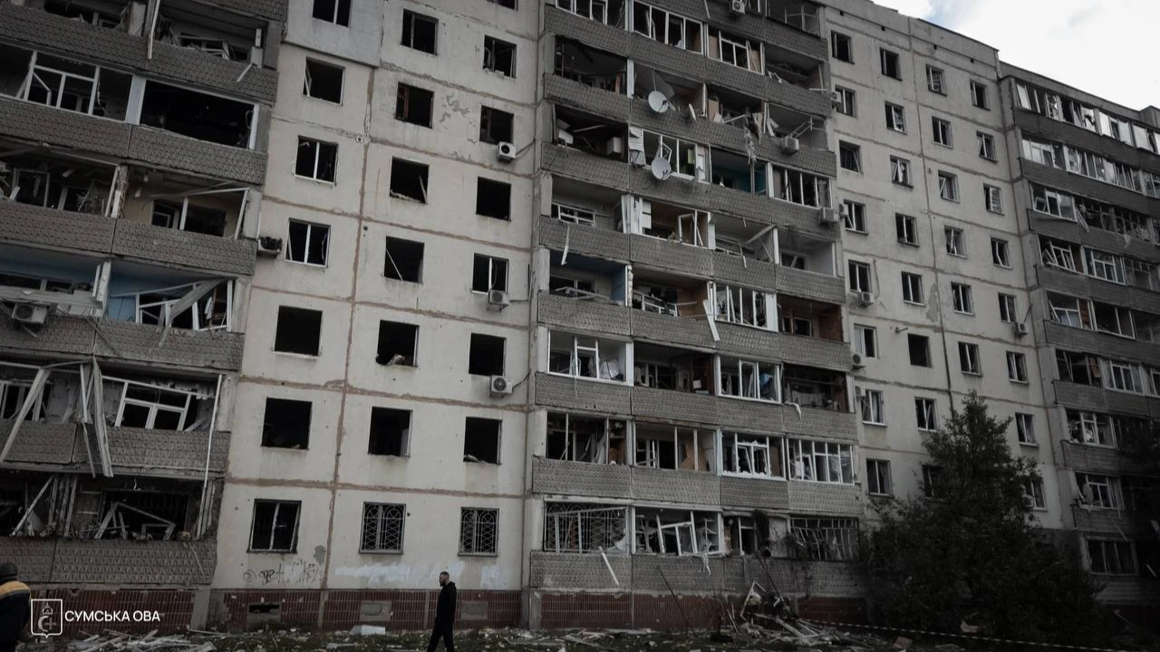 Наслідки удару п'ятьма КАБами по Зарічному району Сум 4 жовтня: пошкоджені багатоповерхівки та автомобілі, пожежа на об'єкті