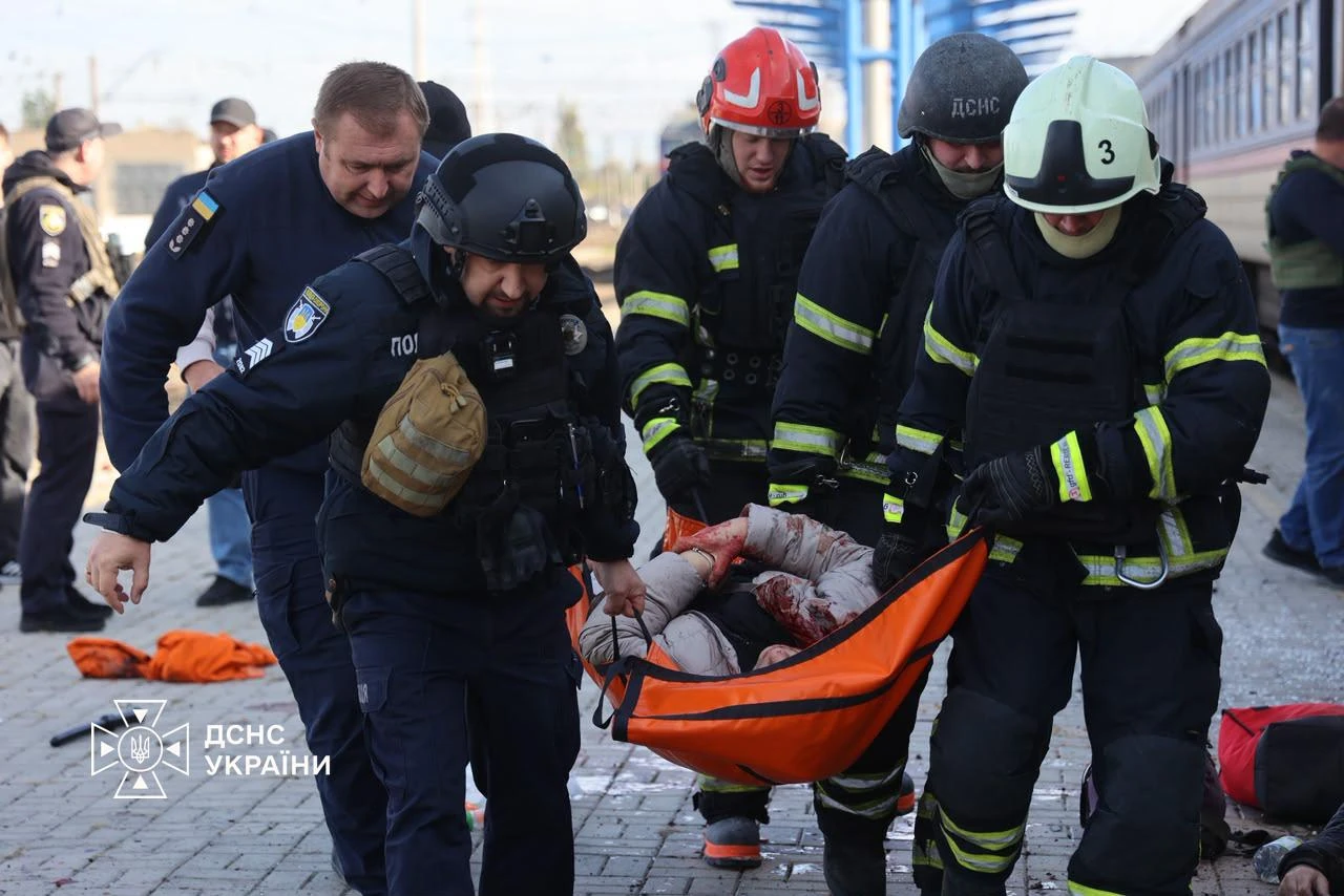 Наслідки атаки РФ на перон залізничного вокзалу у Дніпрі, де перебували приміська електричка та пасажирський потяг